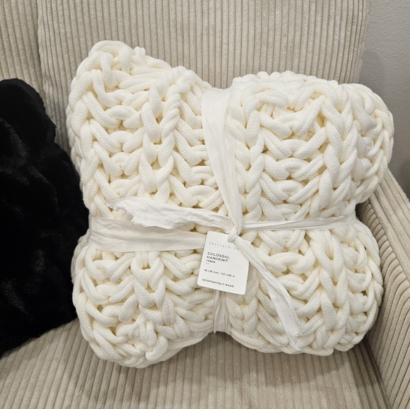 Colossal Throw - Picture 3 of 6